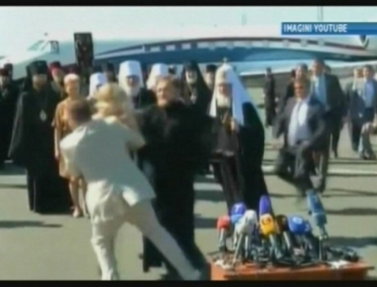 Patriarhul Kiril, atacat de o femeie cu sanii goi la Kiev! Ce a infuriat-o pe activista!