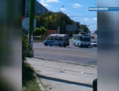 S-a desprins din mers! Un microbuz de ruta a ramas fara o roata pe bulevardul Dacia! S-a desprins din mers! Un microbuz de ruta a ramas fara o roata pe bulevardul Dacia!