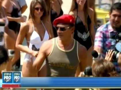 Romania: Referendum 2012! Unii alegatori au venit la urne in costum de baie! Romania: Referendum 2012! Unii alegatori au venit la urne in costum de baie!