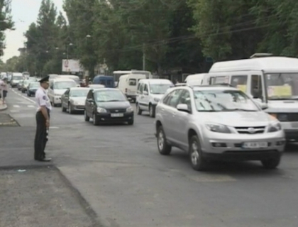 Trafic infernal in sectoarele Buiucani si Centru. Oamenii au stat in ambuteiaj aproape o ora!