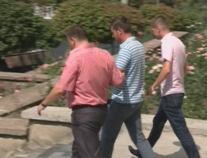 VIDEO DE MILIOANE. Avocat fugarit de ofiterii de la anticoruptie.
Cerea mita pentru mama sa procuror VIDEO DE MILIOANE. Avocat fugarit de ofiterii de la anticoruptie.
Cerea mita pentru mama sa procuror
