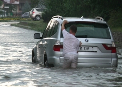 Furtuna in Chisinau! Ploaia cu grindina a dat peste cap circulatia! 16 copaci cazuti, strazile - inundate Furtuna in Chisinau! Ploaia cu grindina a dat peste cap circulatia! 16 copaci cazuti, strazile - inundate