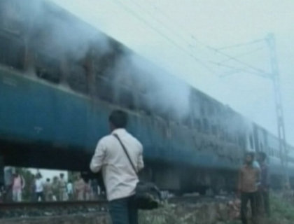 Tragedie pe cale ferata in India! Cel putin 47 de morti dupa ce un tren a luat foc din mers Tragedie pe cale ferata in India! Cel putin 47 de morti dupa ce un tren a luat foc din mers