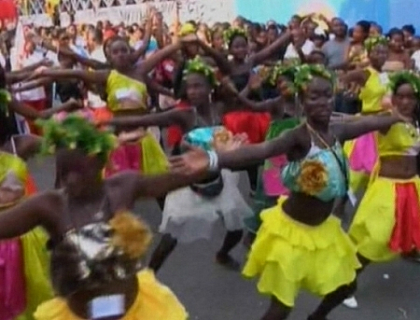 Fetele sexy purtand flori in loc de costume au furat privirile tuturor! Festival de exceptie in Haiti