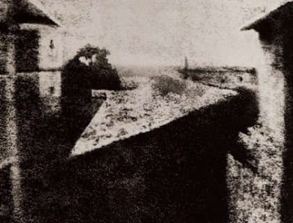 Aceasta este PRIMA FOTOGRAFIE din istorie. A fost facuta in 1826, in Franta Aceasta este PRIMA FOTOGRAFIE din istorie. A fost facuta in 1826, in Franta