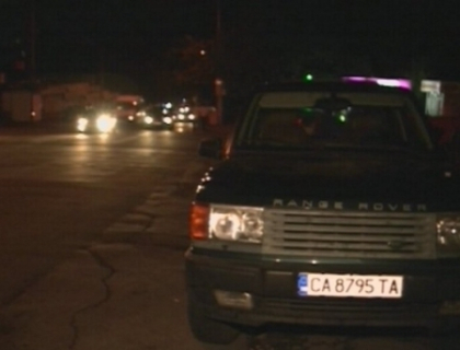 Loviti pe trotuar. Trei barbati au ajuns la spital dupa ce au fost luati pe capota de un Range Rover