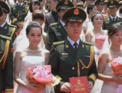 Imbracati in uniforma si acompaniati de tunuri! Ce au facut acesti militari chinezi de Ziua Armatei