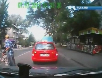 La un pas de moarte! Un barbat si doi copii, loviti de un automobil pe o strada din Chisinau!