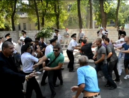 IMAGINI DIN MIJLOCUL HAOSULUI. Contramanifestanti furiosi si oameni raniti la Balti! VIDEO IMAGINI DIN MIJLOCUL HAOSULUI. Contramanifestanti furiosi si oameni raniti la Balti! VIDEO
