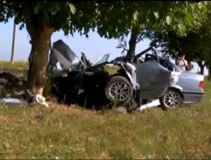 Trei oameni care se intorceau de la o nunta au murit dupa ce masina lor s-a izbit de un copac Trei oameni care se intorceau de la o nunta au murit dupa ce masina lor s-a izbit de un copac
