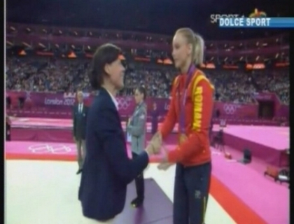 Aur pentru Romania! Gimnasta Sandra Izbasa a cucerit aurul olimpic in finala de la sarituri Aur pentru Romania! Gimnasta Sandra Izbasa a cucerit aurul olimpic in finala de la sarituri