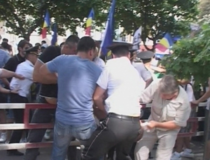 A fost retinut un tanar suspectat ca ar fi agresat un reporter in timpul altercatiilor de la Balti! A fost retinut un tanar suspectat ca ar fi agresat un reporter in timpul altercatiilor de la Balti!