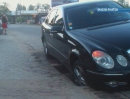 Ghinion pentru sofer din Chisinau! A ajuns cu Mercedesul intr-o gura de canalizare neacoperita! Ghinion pentru sofer din Chisinau! A ajuns cu Mercedesul intr-o gura de canalizare neacoperita!