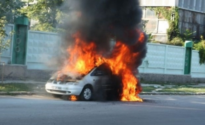 Si-a gasit masina facuta scrum! Un automobil a ars in intregime in sectorul Buiucani! FOTO si VIDEO