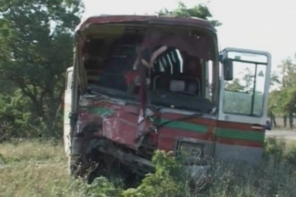 Au ajuns la spital in drum spre serviciu! Un autobuz cu muncitori s-a izbit intr-un copac la Balti Au ajuns la spital in drum spre serviciu! Un autobuz cu muncitori s-a izbit intr-un copac la Balti