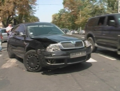 O Skoda cu numere guvernamentale a lovit un microbuz in centrul Capitalei!