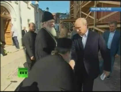 Moment stanjenitor pentru Putin! Ce a facut presedintele dupa ce un preot a vrut sa-i sarute mana Moment stanjenitor pentru Putin! Ce a facut presedintele dupa ce un preot a vrut sa-i sarute mana