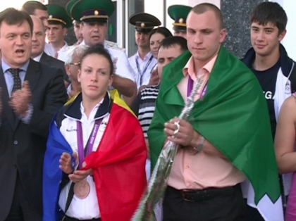 Eroii s-au intors acasa! Cristina Iovu si Anatol Caracu, intampinati cu flori si fanfara la aeroport Eroii s-au intors acasa! Cristina Iovu si Anatol Caracu, intampinati cu flori si fanfara la aeroport
