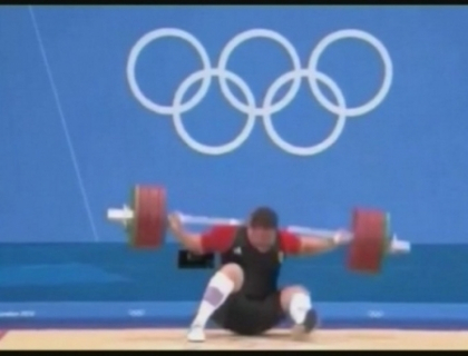Accidentare cumplita la Olimpiada! Un sportiv din Germania a fost strivit de o haltera de 196 de kg Accidentare cumplita la Olimpiada! Un sportiv din Germania a fost strivit de o haltera de 196 de kg