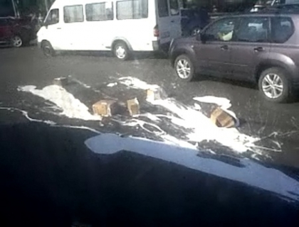 VIDEO. Un sofer a colorat asfaltul in alb. Incident mai putin obisnuit in apropiere de Gara VIDEO. Un sofer a colorat asfaltul in alb. Incident mai putin obisnuit in apropiere de Gara