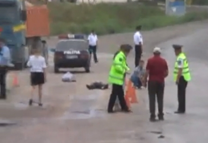 Tragedie la Orhei! Un barbat a murit dupa ce a fost lovit de un camion! VIDEO Tragedie la Orhei! Un barbat a murit dupa ce a fost lovit de un camion! VIDEO