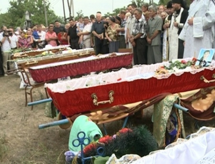 Cimitirul din Morenii Noi, neincapator. Tot satul a venit sa petreaca pe ultimul drum victimile tragediei de la Ungheni Cimitirul din Morenii Noi, neincapator. Tot satul a venit sa petreaca pe ultimul drum victimile tragediei de la Ungheni