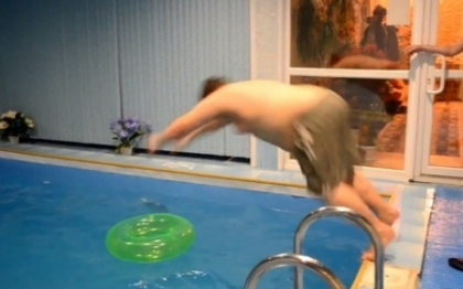 ILUZIA OPTICA pe care nu intelegi la prima vedere. Cum trece acest rus printr-un colac in piscina