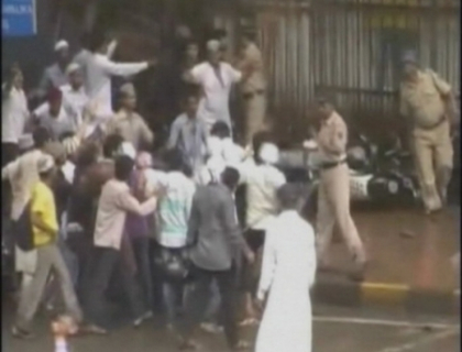 Violente fara precedent in India! Doi morti si zeci de raniti in confruntarile din Mumbai