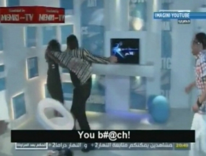 Prezentatoarea unui talk-show din Egipt, luata la pumni de invitatul sau! Scene incredibile de violenta Prezentatoarea unui talk-show din Egipt, luata la pumni de invitatul sau! Scene incredibile de violenta