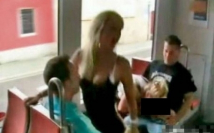 Pasagerii unui tramvai din Germania s-au trezit in mijlocul unei filmari pentru un film XXX Pasagerii unui tramvai din Germania s-au trezit in mijlocul unei filmari pentru un film XXX