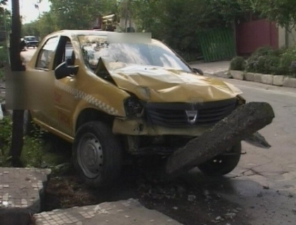 Un taximetrist beat crita a lasat o strada intreaga din Durlesti fara curent! "Abia se tinea pe picioare" Un taximetrist beat crita a lasat o strada intreaga din Durlesti fara curent! "Abia se tinea pe picioare"