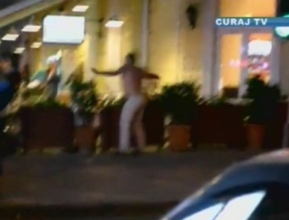 Distruge tot ce-i cade sub mana! Un roman agresiv face prapad la o terasa din Chisinau Distruge tot ce-i cade sub mana! Un roman agresiv face prapad la o terasa din Chisinau