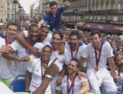 Nebunie pe strazile Parisului! Mii de francezi au iesit sa-i intampine pe medaliatii olimpici