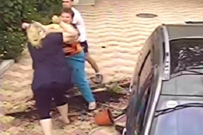 Scandal ca in filme intre doua familii din Orhei. De ce acesti oameni in toata firea se iau la pumni. VIDEO Scandal ca in filme intre doua familii din Orhei. De ce acesti oameni in toata firea se iau la pumni. VIDEO