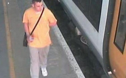FOTO. Gestul pe care nimeni nu s-ar astepta ca un barbat, cu o sticla in mana, sa-l faca la metrou FOTO. Gestul pe care nimeni nu s-ar astepta ca un barbat, cu o sticla in mana, sa-l faca la metrou