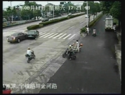 Un caine a facut dezastru pe o strada din China! Mai multe masini sau ciocnit, iar una a luat foc Un caine a facut dezastru pe o strada din China! Mai multe masini sau ciocnit, iar una a luat foc