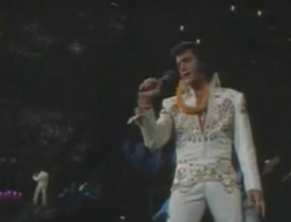 Toata lumea il comemoreaza pe Elvis Presley! Sute de fani l-au pomenit in fata casei sale din SUA Toata lumea il comemoreaza pe Elvis Presley! Sute de fani l-au pomenit in fata casei sale din SUA