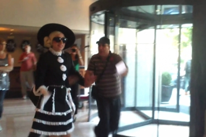 Un fan a fost batut de bodyguarzii lui Lady Gaga la Bucuresti. Momentul tensionat din hotel. VIDEO