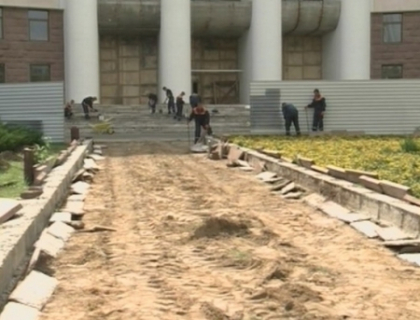 Galagie in fata cladirii Parlamentului! Municitorii s-au apucat serios de treaba! La ce lucreaza acum
