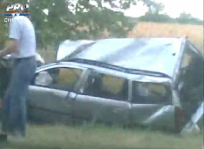 A lovit un microbuz, s-a rostogolit in aer si a ajuns pe capota unui alt automobil! Un barbat, mort pe loc la Cimislia A lovit un microbuz, s-a rostogolit in aer si a ajuns pe capota unui alt automobil! Un barbat, mort pe loc la Cimislia