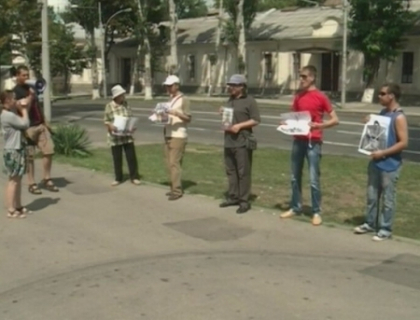 Condamnarea fetelor de la Pussy Riot are ecou si la Chisinau! Protest in fata Ambasadei Rusiei Condamnarea fetelor de la Pussy Riot are ecou si la Chisinau! Protest in fata Ambasadei Rusiei