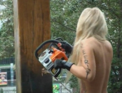Activistele de la Femen, care au taiat o rastignire la Kiev, s-au ales cu dosar penal! Activistele de la Femen, care au taiat o rastignire la Kiev, s-au ales cu dosar penal!