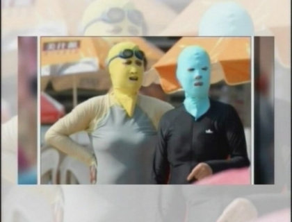 Imagini ciudate pe plajele din China. Cativa oameni s-au "bronzat" cu... cagule pe cap