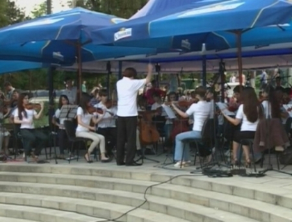 Muzica simfonica in scuarul Catedralei! Concertul oferit pe gratis trecatorilor! Cu ce impresii au ramas Muzica simfonica in scuarul Catedralei! Concertul oferit pe gratis trecatorilor! Cu ce impresii au ramas