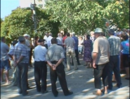 Vor sa vanda peste Nistru! Zeci de oameni din Causeni au protestat in fata Primariei Vor sa vanda peste Nistru! Zeci de oameni din Causeni au protestat in fata Primariei