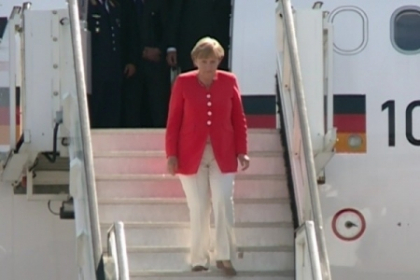 La Chisinau, ca in vacanta! Angela Merkel a ales o tinuta mai putin sobra pentru vizita oficiala - VIDEO