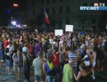 Proteste violente la Bucuresti! Decizia Curtii Constitutionale i-a scos din sarite pe activistii anti-Basescu Proteste violente la Bucuresti! Decizia Curtii Constitutionale i-a scos din sarite pe activistii anti-Basescu