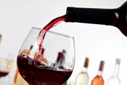 Ai patit-o si tu? Ce sa faci ca sa nu-ti patezi dintii de la vinul rosu