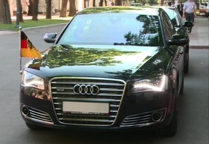 Angela Merkel, plimbata cu un AUDI A8 blindat! Masina de 1.000.000 $ destinata cancelarului