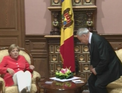 BILD, despre vizita cancelarului: Alte tari, alte scaune. Aterizare moale pentru Angela Merkel la Chisinau